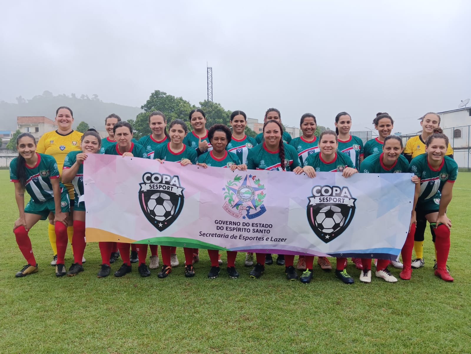 Notícias de placar de partida de futebol na tela do computador com futebol